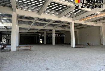 Gedung di Jalan Raya Bsb