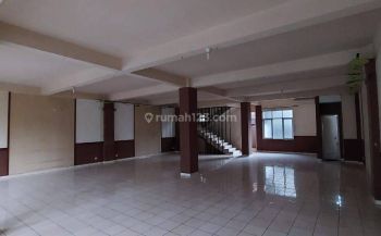 Ruko gandeng di jalur utama alam sutera. Depan cluster Olivia, cocok untuk usaha