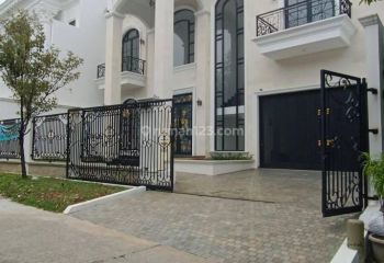 Rumah Baru Ada Kolam Renang Dan Kitchen Set, Depan Green Area , Lingkungan Yang