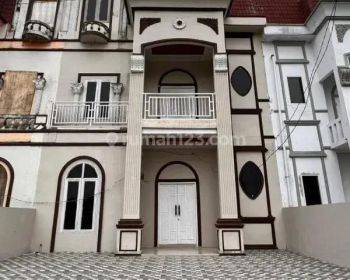 Dijual Rumah Mewah 3 Lantai di Perumahan Jamin Ginting