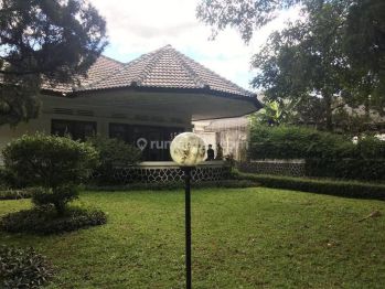 Rumah Belanda di Jalan utama  Area Riau Martadinata Samping Gedung Sate SHM