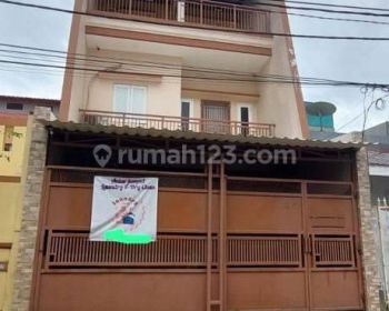 Rumah bagus Siap Huni Strategis Di taman ratu(TR154)