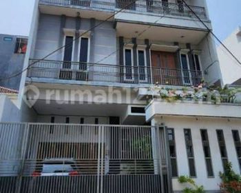 Jual rumah 3 lantai strategis seberang mall Emporium Pluit