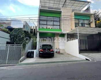 BU  Rumah 3 Lantai SHM Sudah Renovasi menghadap Timur sangat strategis