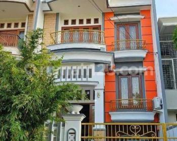 JUAL RUMAH 3 LANTAI, JALAN LEBAR 3 MOBIL.