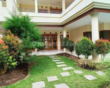 F O R S A L E Rumah Mewah 2 Lantai Kawasan Elite Pusat Kota