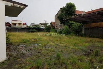 Gedung ex showroom Mobil dijual