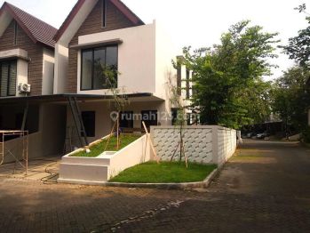 Rumah Hoek Di Townhouse Besar, Bebas Banjir
