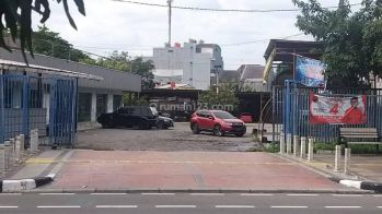 Dijual tanah atau kav. Berikut bangunan yang ada di Kembangan raya /samping tol