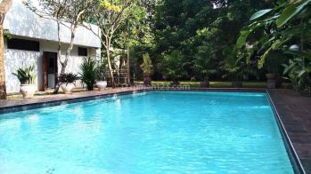 Rumah lama sangat terawat lokasi bagus kemang selatan