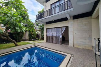 Villa 2 Lantai Bagus Taman Luas di Kerobokan