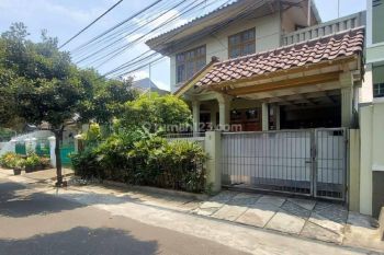 Rumah 2 lantai terawat dalam komplek Rumah 2 Lantai SHM Butuh Renovasi Tenggara