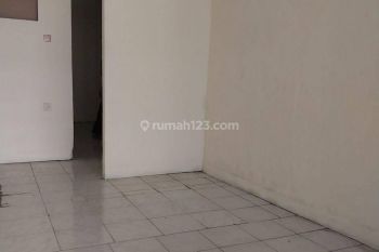 Rumah mungil layak huni menghadap utara di kebon baru