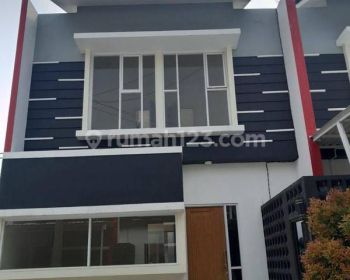 Rumah Mewah Dekat Jalan Raya