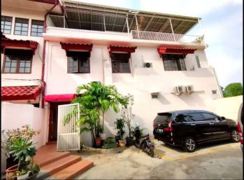 Rumah 3 Lantai Dengan Kolam Renang Pribadi Dekat Sekolah Penabur