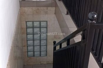 Rumah berikut ruang usaha lokasi strategis Gatot Subroto Mainroad ,siap huni