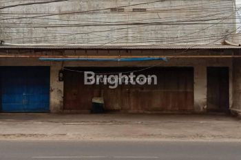 GUDANG TERLETAK DI LOKASI STRATEGIS DEKAT AKSES KE PINTU TOL SAWOJAJAR DAN PINTU