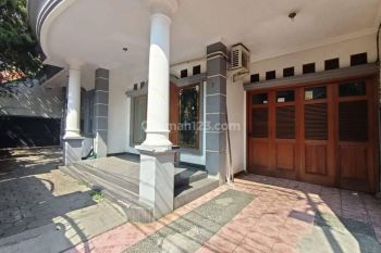 Rumah 2 Lantai SHM, Dekat Perkantoran di Tebet Jakarta Selatan