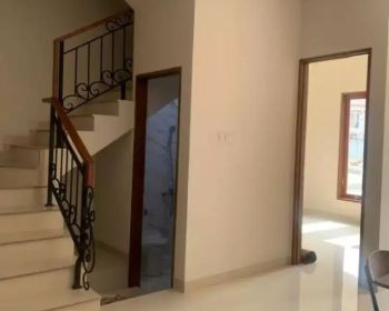 RUMAH DI TOWNHOUSE KRAMAT JATI JAKARTA TIMUR FREE KITCHEN SET DAN AC.