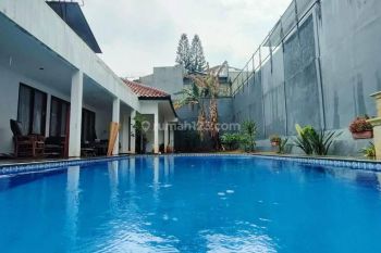 Rumah 2 Lantai Semi furnish+ Privatpool di Kemang Jakarta Selatan