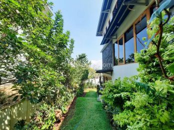 Rumah Cantik Asri 3 Lantai di Dago Bandung