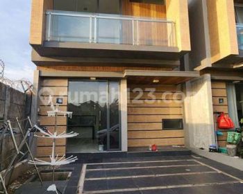 RUMAH KEREN 2 LANTAI SIAP HUNI DEKAT GADING SERPONG