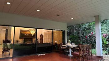 Rumah Megah Spacious Nuansa Klasik Dengan Kolam Renang Di Permata