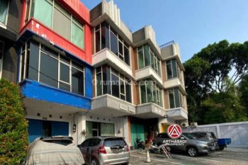 Ruko Kebayoran Bangunan 3,5 Lantai Lokasi Dekat Jalan Raya