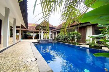 Villa Klasik 4 Kamar Furnished Taman Luas di Seminyak