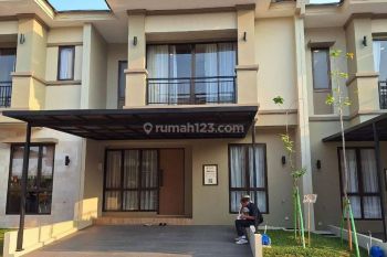 Rumah 2 Lt Model Tropis Dengan Nuansa Hijau Didalam Perumahan.
