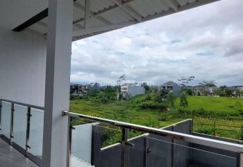 Rumah Full Furnished di Kota Baru Parahyangan, Lingkungan Asri