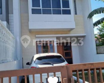 Rumah 2 Lantai di kompleks perumahan asri