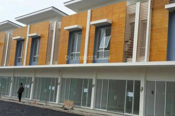 Ruko tepi Jalan Boulevard lebar 42 m. Timur