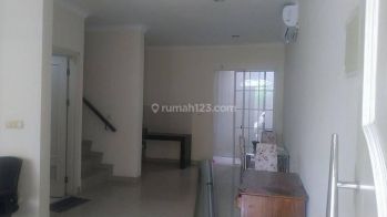 Sewa rumaj semi furnish 2 lantai dengan harga terjangkau