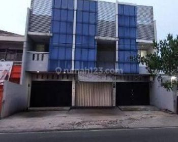 Disewakan Ruko 2,5 Lantai Strategis Pinggir Jalan di Duren Sawit Jakarta Timur