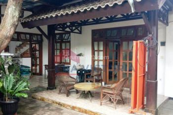 Rumah klasik kontemporer di lowokwaru dekat kampus