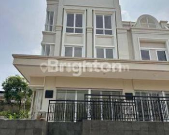 RUKO 3 LANTAI DENGAN PEMANDANGAN GOLF DI CIMANGGIS