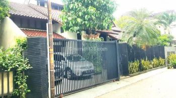 Di Jual Rumah Kelapa Sawit Gaya Country, di Jaktim
