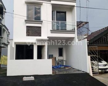 Mau punya rumah di lok.strategis? Ada loh di jl.pemuda depan UNJ