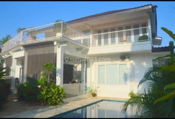 Jual cepat rumah mewah 2 Lantai dg Kolam renang