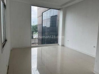 DISEWAKAN BANGUNAN KOMERSIAL SANGAT STRATEGIS 2 LANTAI GADING SERPONG HADAP LUAS