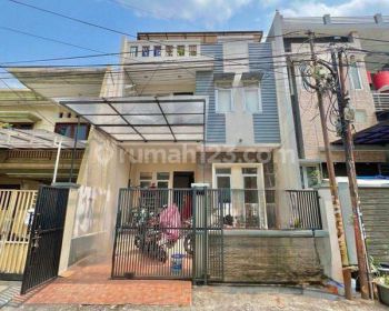 Jual Rumah Taman Ratu Jakarta Barat 2 Lt Renovated Hadap Selatan