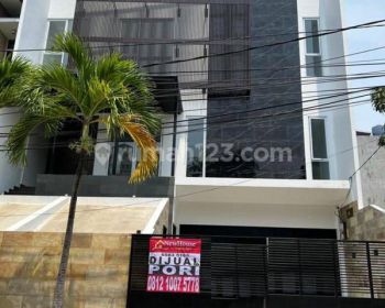 Rumah 3 1/2 Lantai, Ada Lift, Kolam Renang, Akaes Jalan 3 Mobil Lega. Lokasi