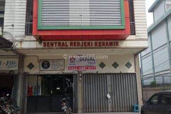 Ruko 2 Lantai Dengan Gudang Akses Samping di Hra Rachman