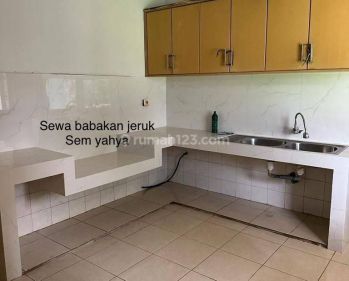 Jarang Ada  Rumah Sewa 3 Lantai Semi Furnished Bagus SHM - Sertifikat Hak Milik