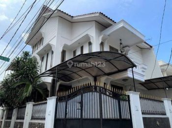 RUMAH CANTIK 2 LANTAI SEMI FURNISH TEBET JAKARTA SELATAN