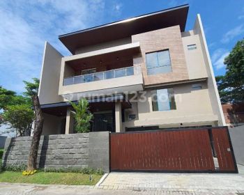 Rumah 3 lantai di Citraland Bukit Golf ada kolam renang mewah SHM