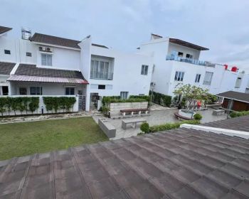 Rumah Dijual 2 lantai belakang kolam renang di Azure Bay