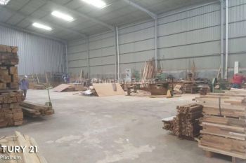 Gudang di jalan Kavling DPR Cipondoh