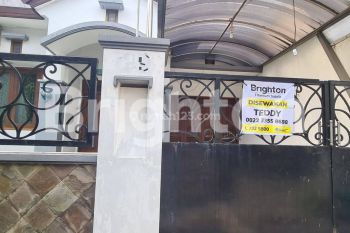 Rumah Simpang Darmo Permai Utara Terawat